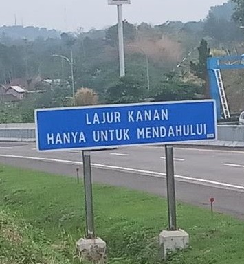 lajur kanan untuk mendahului